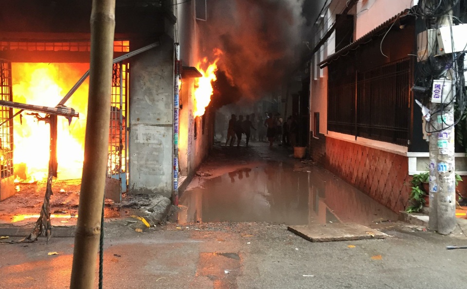 Cơ sở nệm mút cháy rụi trong chiều mưa tầm tã - 1
Dù trời mưa nhưng ngọn lửa vẫn bùng phát mạnh vì có nhiều vật liệu dễ cháy