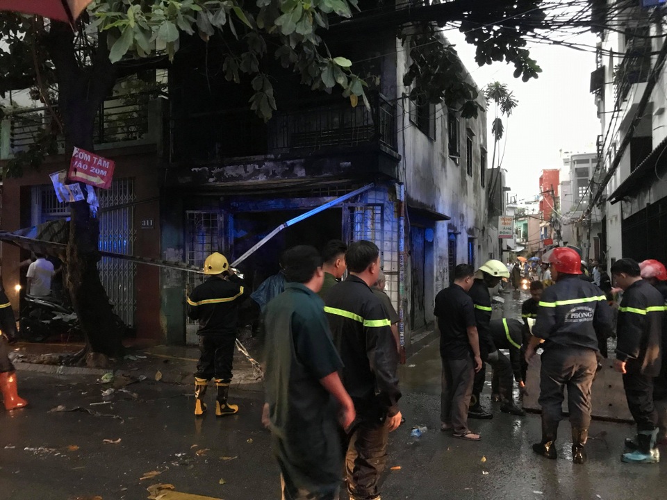 Cơ sở nệm mút cháy rụi trong chiều mưa tầm tã - 6
Sau gần 1 giờ đồng hồ, lực lượng chức năng cơ bản khống chế đượcn ngọn lửa