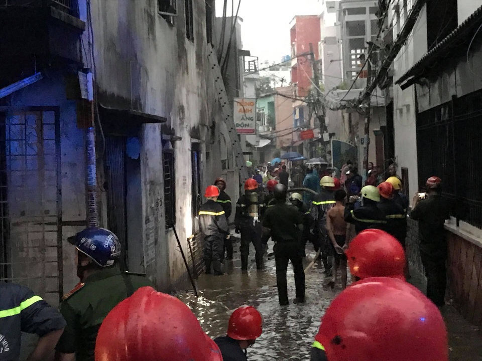 Cơ sở nệm mút cháy rụi trong chiều mưa tầm tã - 3 Cơ sở nệm mút cháy rụi trong chiều mưa tầm tã - 3