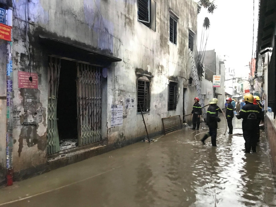 Cơ sở nệm mút cháy rụi trong chiều mưa tầm tã - 5 Cơ sở nệm mút cháy rụi trong chiều mưa tầm tã - 5