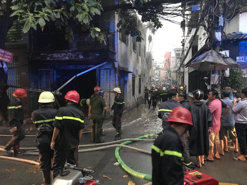 Cơ sở nệm mút cháy rụi trong chiều mưa tầm tã - 2 Cơ sở nệm mút cháy rụi trong chiều mưa tầm tã - 2