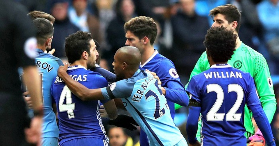 Điểm lại 5 trận gần nhất giữa Man City và Chelsea - 2
Man City bị đuổi tới hai người ở những phút bù giờ