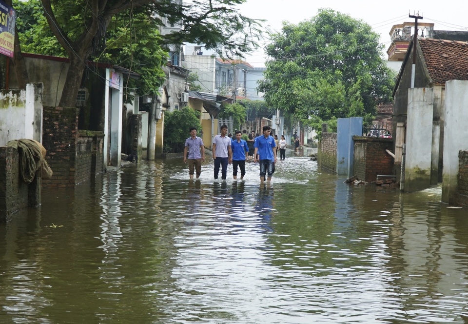Hà Nội: Nước rút, trẻ em người già lở loét da sau nửa tháng ngâm trong nước - 1
Ghi nhận của PV vào ngày 5/8, lượng nước tại thôn Cấn Hạ và thôn Đĩnh Tú (xã Cấn Hữu) đã rút gần hết, người dân bắt đầu dọn dẹp, vệ sinh nhà cửa.