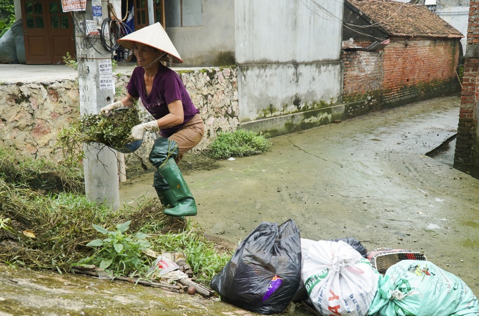 Hà Nội: Nước rút, trẻ em người già lở loét da sau nửa tháng ngâm trong nước - 3
Tại thôn Đĩnh Tú (xã Cấn Hữu) người dân cũng tất bật dọn dẹp nhà cửa, vệ sinh đường làng cho sạch sẽ.