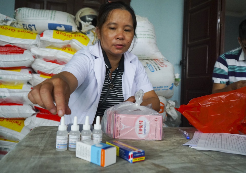 Hà Nội: Nước rút, trẻ em người già lở loét da sau nửa tháng ngâm trong nước - 6
Trong đợt ngập lụt, mỗi ngày có khoảng 20 trường hợp ra “trạm y tế di động” tại thôn Nhân Lý khám bệnh và được các bác sỹ cấp thuốc miễn phí. Các loại thuốc chủ yếu là: thuốc đau mắt, nước ăn chân…