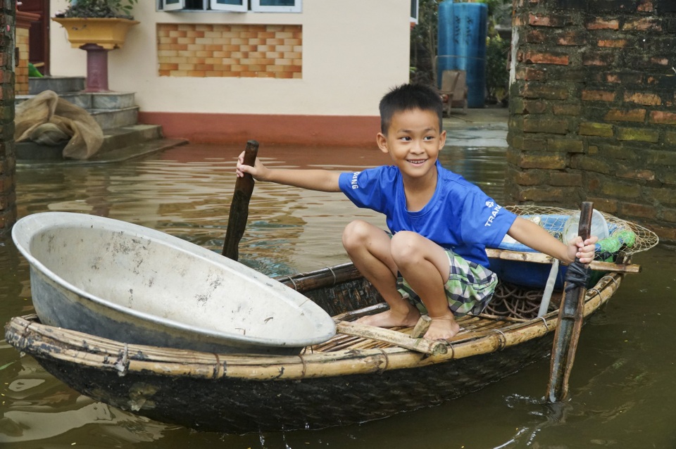 Hà Nội: Nước rút, trẻ em người già lở loét da sau nửa tháng ngâm trong nước - 11 Hà Nội: Nước rút, trẻ em người già lở loét da sau nửa tháng ngâm trong nước - 11