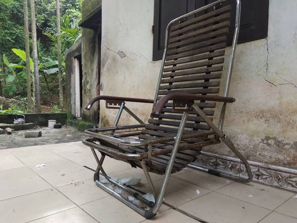 Các gia đình sơ tán để đảm bảo an toàn sau khi xuất hiện các vết nứt lớn ở vườn, trên tường nhà...