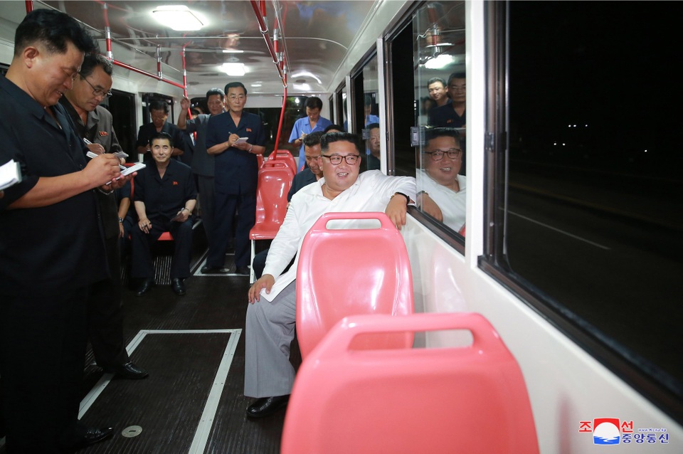 Ông Kim Jong-un đích thân thử xe điện hiện đại lúc nửa đêm - 3
(Ảnh: KCNA)