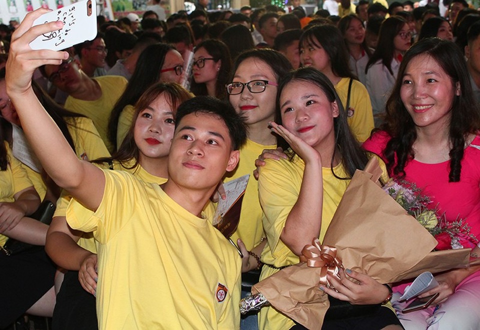 Lễ trao bằng tốt nghiệp trang nghiêm của thầy trò trường Nguyễn Bỉnh Khiêm - 7 Lưu dấu kỉ niệm bên bạn bè và cô giáo