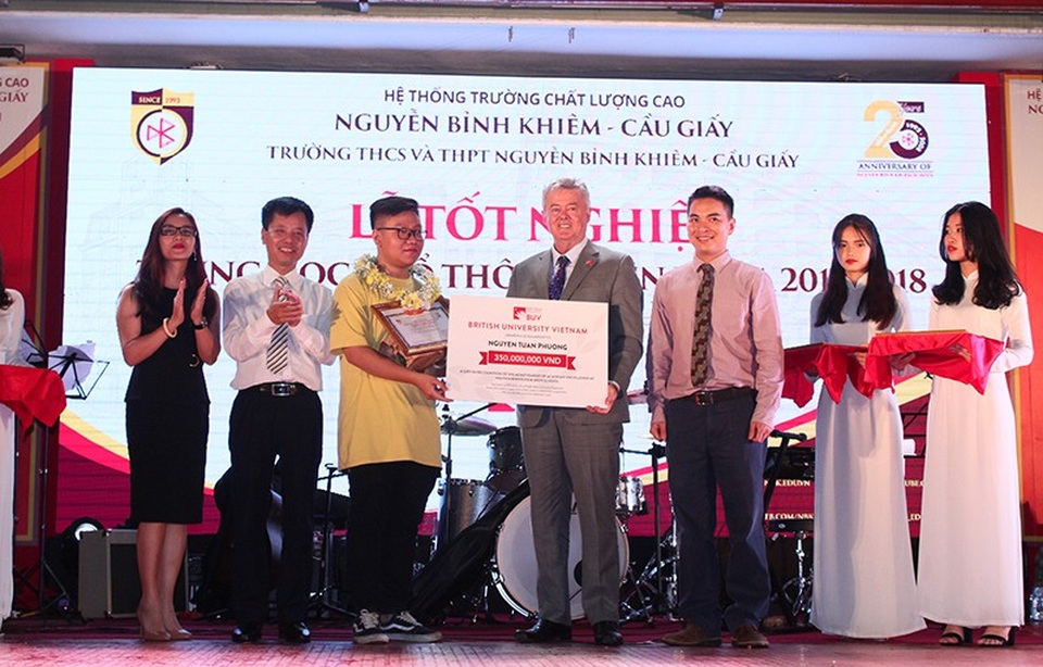 Lễ trao bằng tốt nghiệp trang nghiêm của thầy trò trường Nguyễn Bỉnh Khiêm - 5 Những học sinh đạt điểm cao nhất các khối thi A, B, C... được trao bằng khen và học bổng giá trị cao ngay trong buổi lễ tốt nghiệp này.