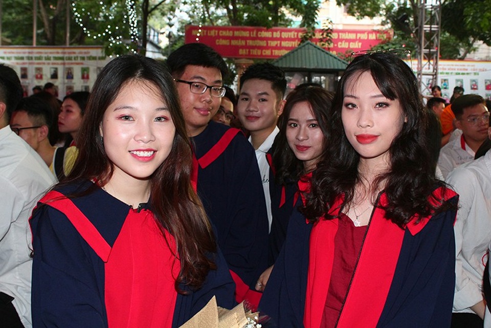 Lễ trao bằng tốt nghiệp trang nghiêm của thầy trò trường Nguyễn Bỉnh Khiêm - 6 Các bạn học sinh lớp 12 tươi tắn trong buổi lễ nhận bằng tốt nghiệp