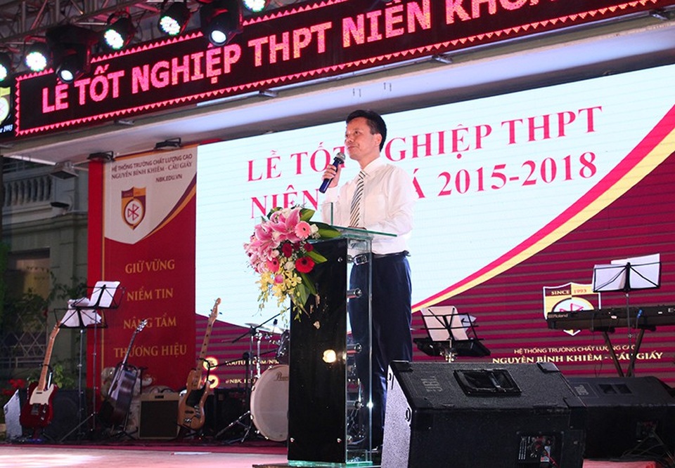 Lễ trao bằng tốt nghiệp trang nghiêm của thầy trò trường Nguyễn Bỉnh Khiêm - 3 Thầy Hiệu trưởng Đàm Tiến Nam phát biểu động viên, khen ngợi các bạn học sinh lớp 12 đã nỗ lực trong kì thi quan trọng vừa qua.