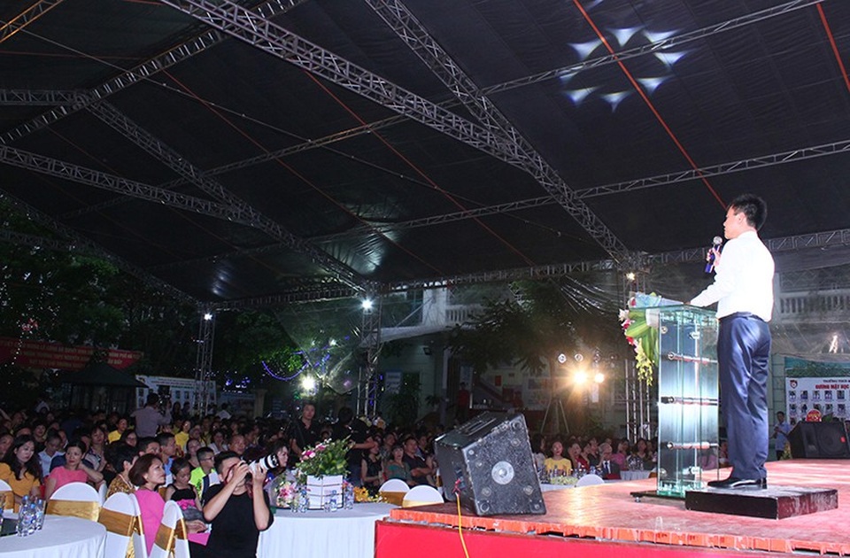 Lễ trao bằng tốt nghiệp trang nghiêm của thầy trò trường Nguyễn Bỉnh Khiêm - 1 Tối 4/8, buổi lễ tốt nghiệp của học sinh THCS và THPT Nguyễn Bỉnh Khiêm - Cầu Giấy (Hà Nội) đã diễn ra với sự góp mặt của tập thể các lớp khối 12, giáo viên, ban giám hiệu nhà trường và phụ huynh.