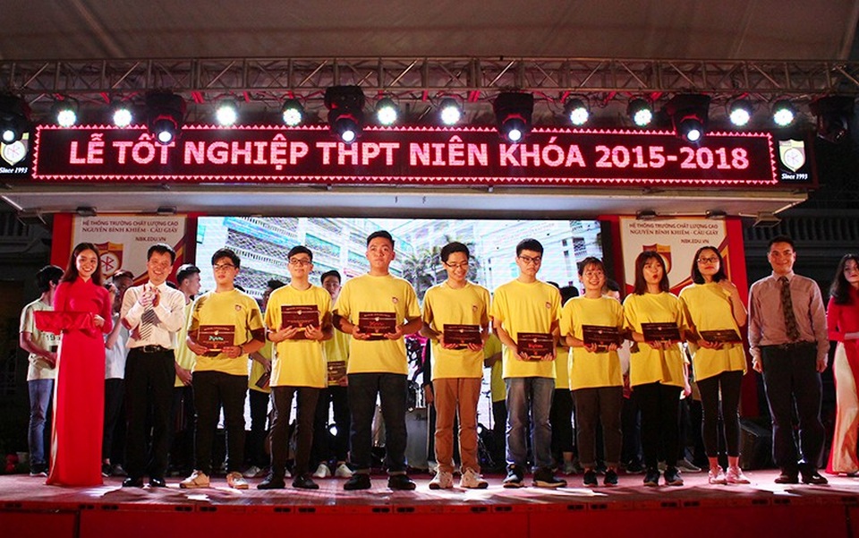 Lễ trao bằng tốt nghiệp trang nghiêm của thầy trò trường Nguyễn Bỉnh Khiêm - 9 Lễ trao bằng tốt nghiệp trang nghiêm của thầy trò trường Nguyễn Bỉnh Khiêm - 9