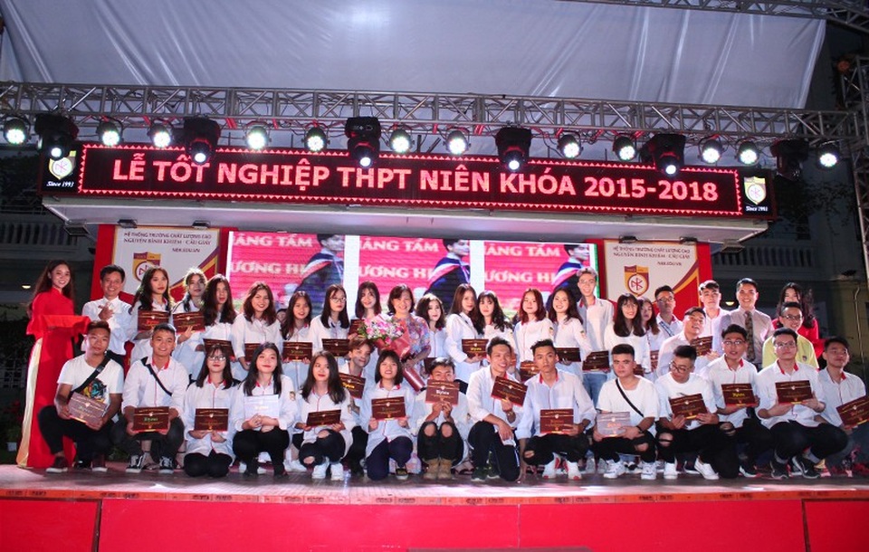 Lễ trao bằng tốt nghiệp trang nghiêm của thầy trò trường Nguyễn Bỉnh Khiêm - 8 Niềm hân hoan của học sinh lớp 12 khi nhận bằng tốt nghiệp