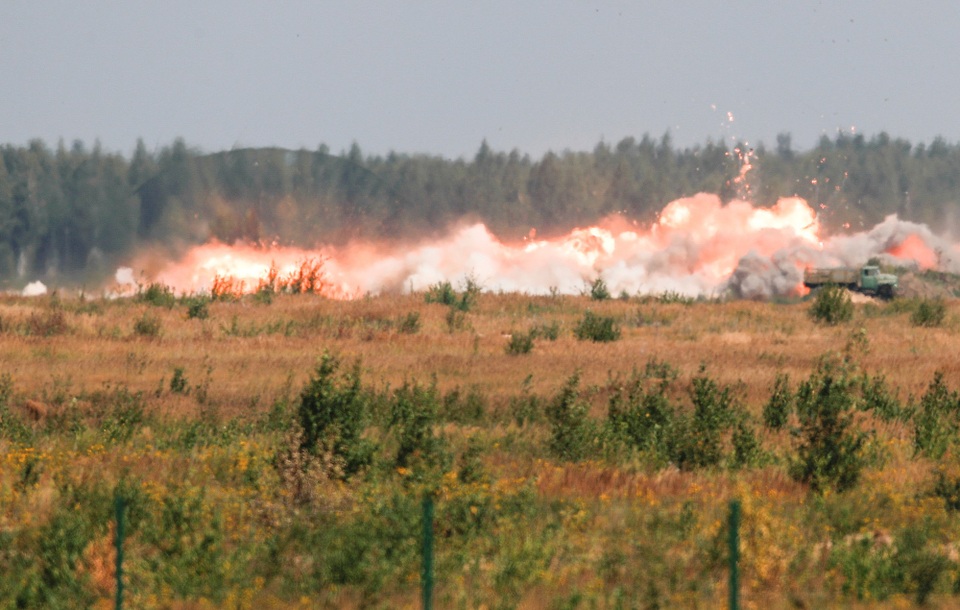 Các máy bay quân sự của Nga cũng tiến hành diễn tập ném bom, hỗ trợ lực lượng binh sĩ tấn công. Trong ảnh: Khói bốc lên sau khi bom được thả từ các máy bay xuống các mục tiêu giả định tại giải đấu Aviadarts.