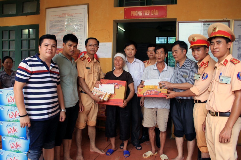 Hà Nội: Chung tay với người dân “rốn ngập” Chương Mỹ - 5 Những phần quà nhỏ nhưng đầy ý nghĩa đến với người dân vùng ngập Chương Mỹ.