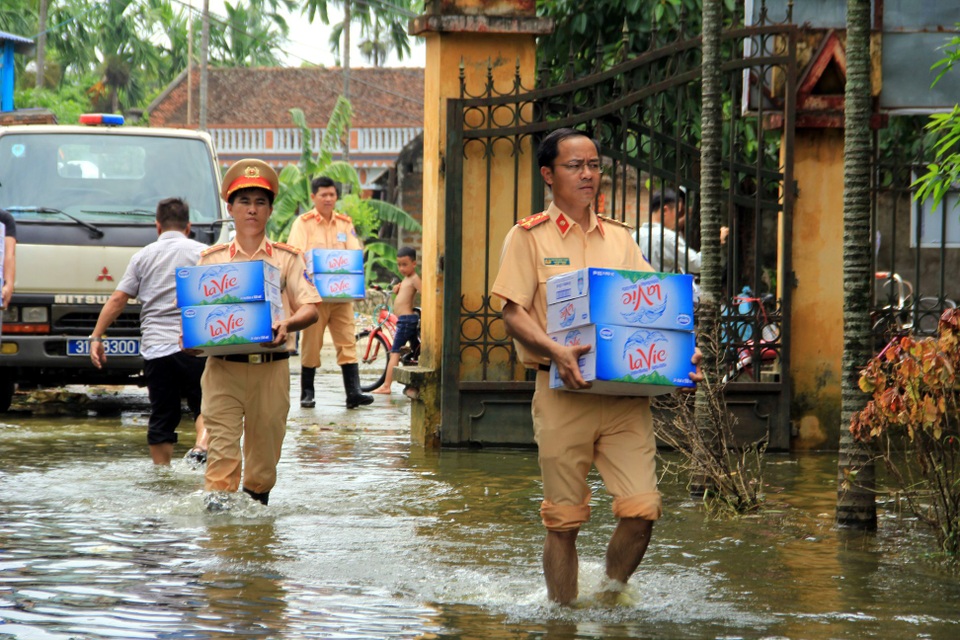 Hà Nội: Chung tay với người dân “rốn ngập” Chương Mỹ - 3 Hơn 200 phần quà gồm nước sạch và nhu yếu phẩm được các mạnh thường quân ủng hộ.