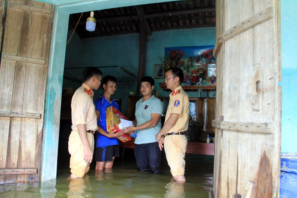 Hà Nội: Chung tay với người dân “rốn ngập” Chương Mỹ - 4 Mọi sinh hoạt của người dân bị đảo lộn do ngập úng.