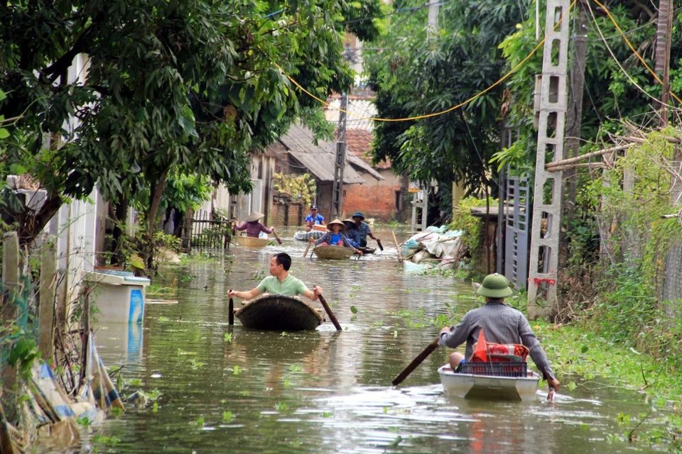 Hà Nội: Chung tay với người dân “rốn ngập” Chương Mỹ - 1 Những ngày này, người dân xã Nam Phương Tiến di chuyển trên đường làng chủ yếu bằng thuyền.