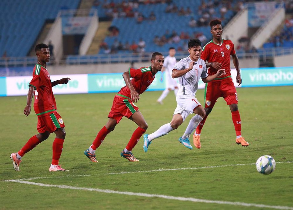 Olympic Việt Nam 1-0 Olympic Oman: Văn Hậu lập siêu phẩm - 8
Olympic Việt Nam gặp nhiều khó khăn trước hàng thủ chắc chắn của Oman - Ảnh: An An