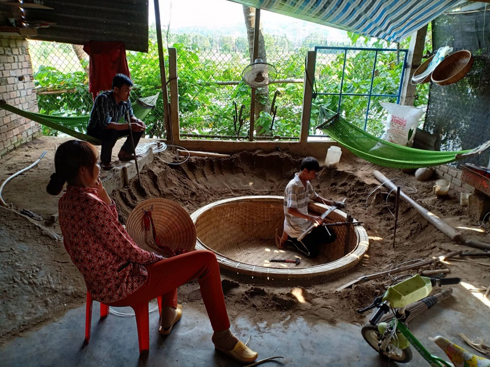 Phú Yên: Đôi vợ chồng đưa nghề đan thúng chai vươn ra thế giới - 1
Nghề đan thúng chai được vợ chồng anh Trương Văn Trung và chị Trương Thị Bích Kiều bám giữ và đưa nghề vươn ra thế giới