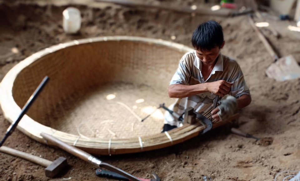 Phú Yên: Đôi vợ chồng đưa nghề đan thúng chai vươn ra thế giới - 2 anh Trung đang tỉ mỉ lận vành thúng, công đoạn được xem là quan trọng nhất quyết định đến chất lượng sản phẩm