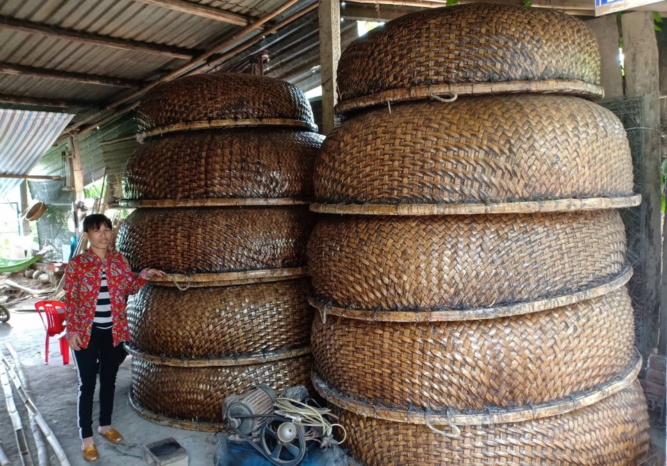 Phú Yên: Đôi vợ chồng đưa nghề đan thúng chai vươn ra thế giới - 5 Mỗi tháng cơ sở vừa cung cấp cho Cty xuất khẩu, vừa bán khách hàng lẻ trong nước dao động từ 30 - 40 cái, với giá dao động từ 1,3 - 4 triệu đồng/thúng (tùy loại).