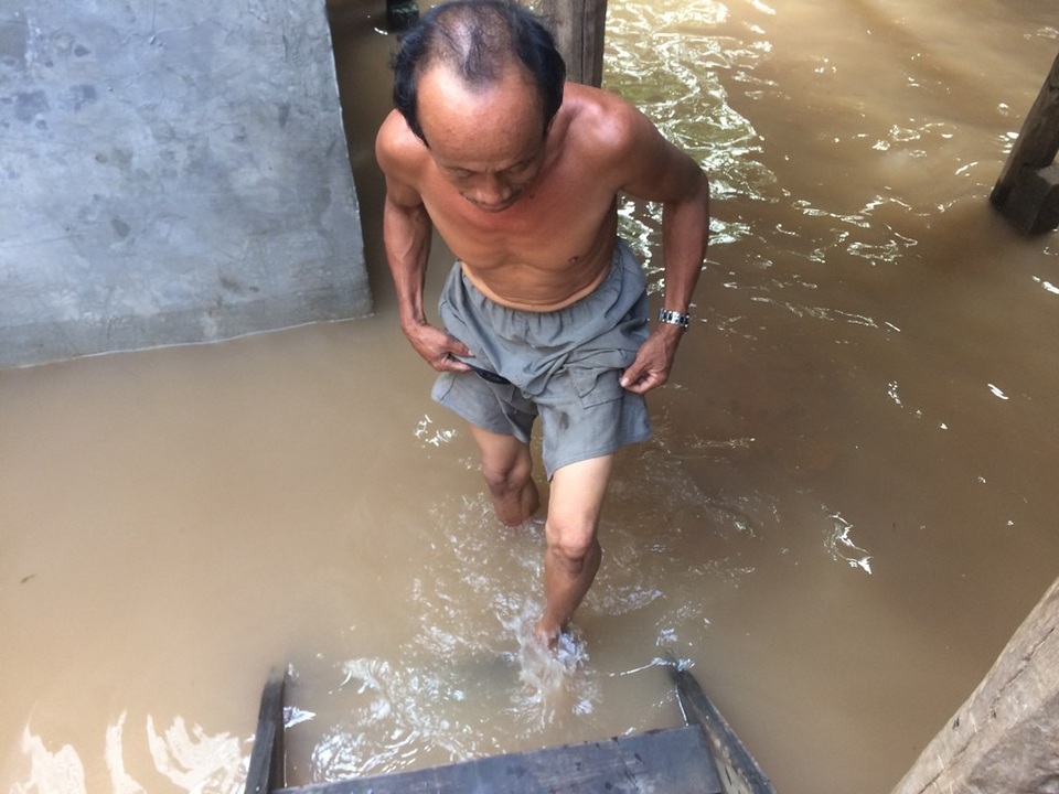 Nước lũ lên nhanh, dân trở tay không kịp - 4
Không còn lối đi