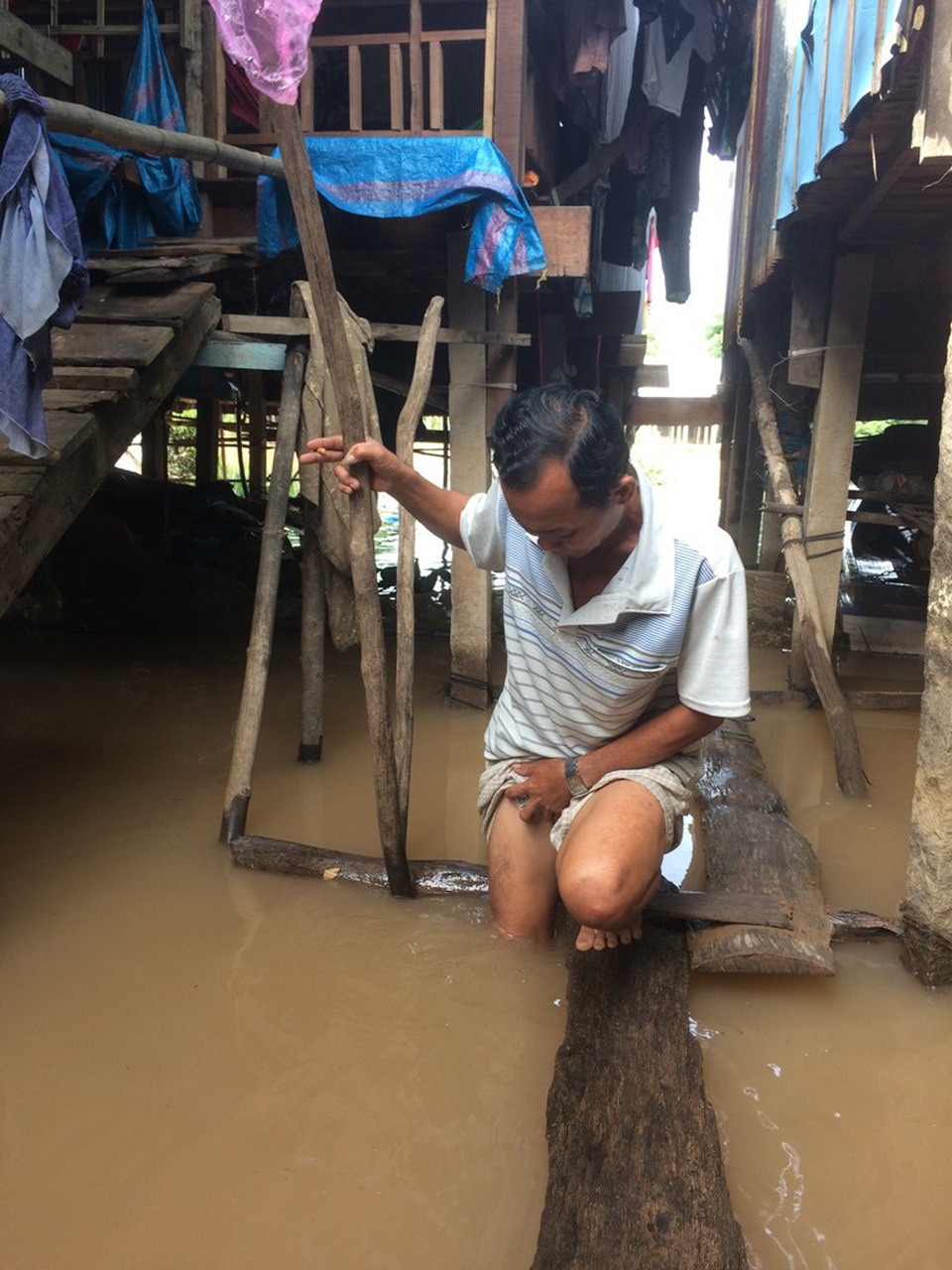 Nước lũ lên nhanh, dân trở tay không kịp - 3
Một số hộ dân sống cặp bờ sông Phú Hội đã bị nước dâng ngập hết phần sàn nhà dưới