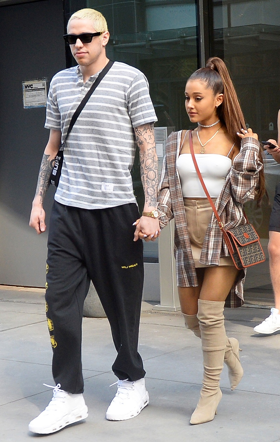 Sao trẻ có xu hướng “yêu nhanh, chốt gọn” - 1 Nữ ca sĩ Ariana Grande (25 tuổi) và nam diễn viên Pete Davidson (24 tuổi)