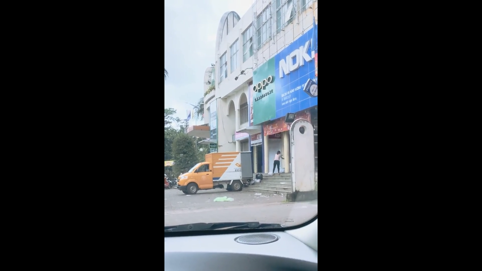 Đình chỉ nhân viên bưu điện quăng hàng của khách - 1
Hình ảnh nhân viên bưu điện ném hàng của khách