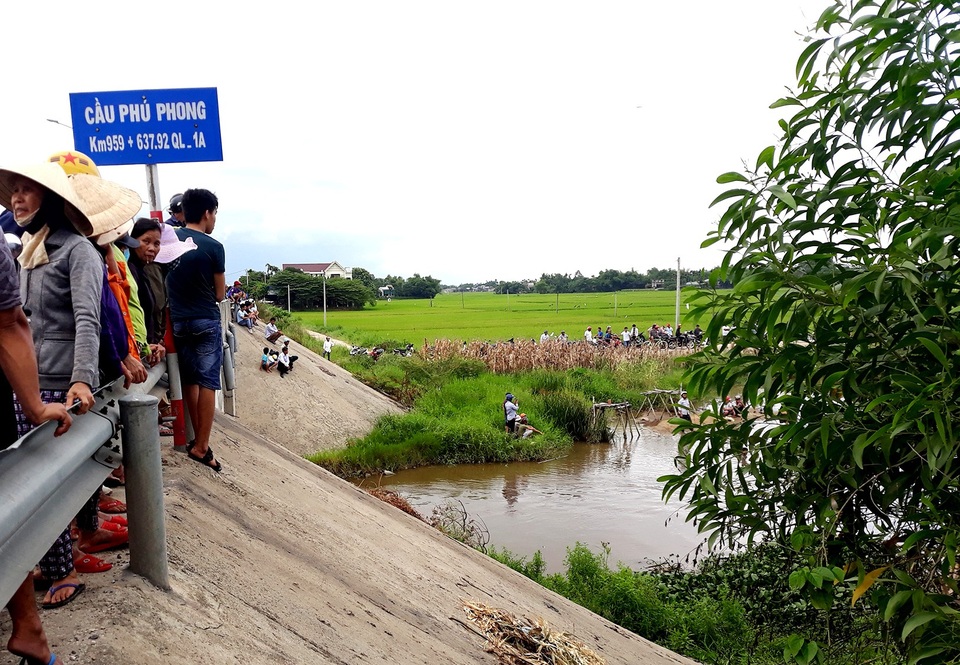 Tìm thấy thi thể cháu bé 27 tháng tuổi mất tích 1 ngày trước - 1 Rất đông người dân tìm kiếm thi thể cháu Th. khi cháu mất tích