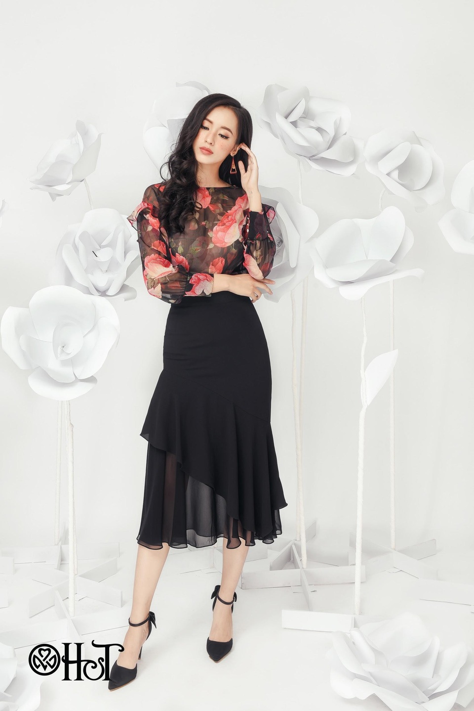 
Áo sơ mi họa tiết nổi bật trên nền đen là những cánh hồng vừa sang trọng, thuần khiết, vừa nồng nàn đầy cuốn hút khi kết hợp với chân váy kiêu sa.

