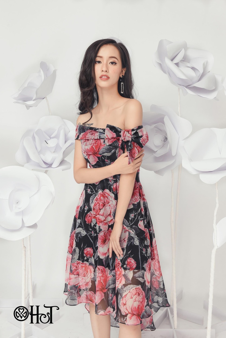 
Chất liệu tơ, lụa... họa tiết hoa hồng tạo ra sức hút đối với các phái đẹp “sành” thời trang
