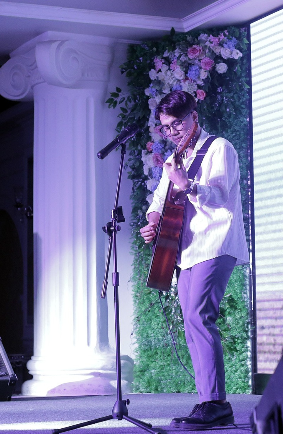 Ca sỹ Phương Ly thổi bùng cảm xúc đêm hội của học sinh Chuyên ngữ - 3
Giọng ca Indie Hải Sâm mang đến những bản tình ca ngọt ngào, sâu lắng với cây dàn guitar “hạ gục” khán giả