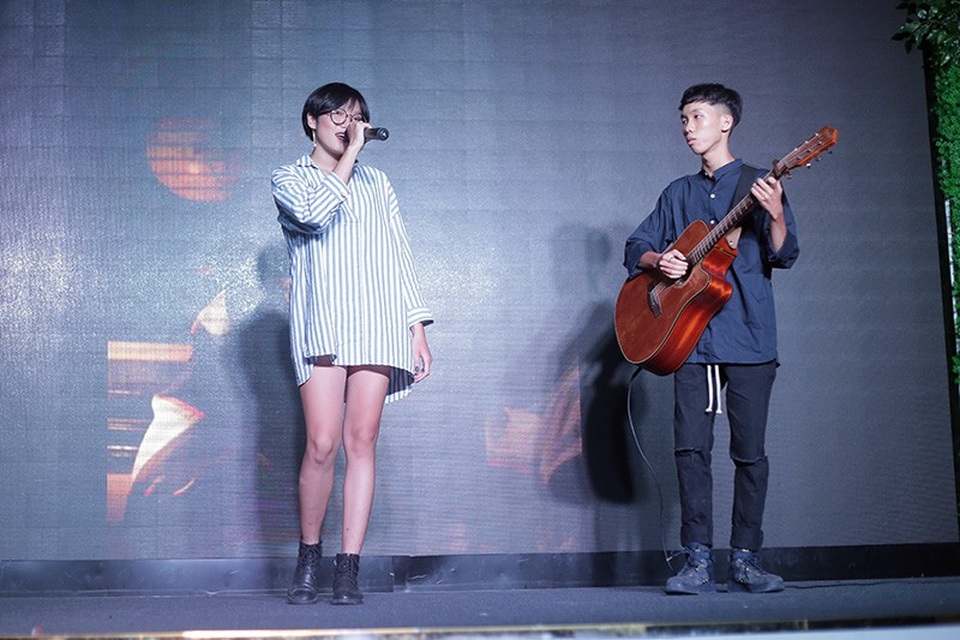 Ca sỹ Phương Ly thổi bùng cảm xúc đêm hội của học sinh Chuyên ngữ - 4
Cô ca sĩ trẻ tuổi với nghệ danh đặc biệt Nân xuất hiện đầy cá tính trên sân khấu của đêm nhạc hội