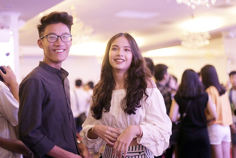 Ca sỹ Phương Ly thổi bùng cảm xúc đêm hội của học sinh Chuyên ngữ - 8
Đối với các bạn học sinh của trường, đêm nhạc như một kỉ niệm mùa hè đáng nhớ, một dấu ấn tuổi học trò bên bạn bè dưới màu áo THPT Chuyên Ngoại ngữ.