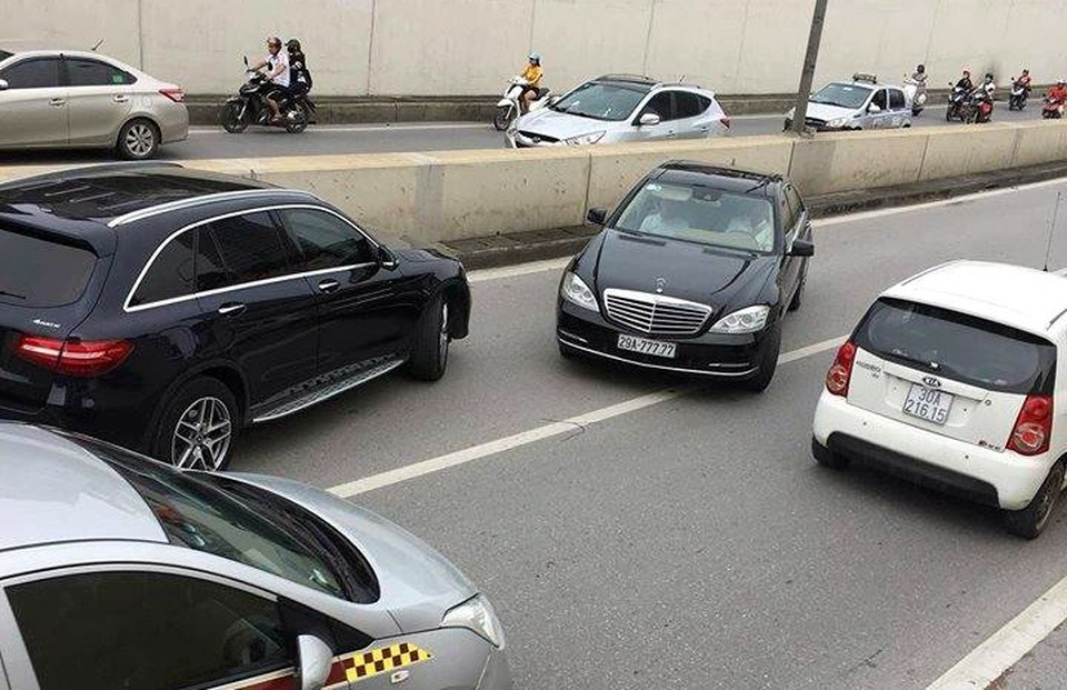Hà Nội: Xe Mercedes biển “ngũ quý 7” đi ngược chiều trong hầm Kim Liên - 1 Chiếc xe Mercedes biển ngũ quý 7 đi ngược chiều trong hầm Kim Liên bị người dân ghi hình.