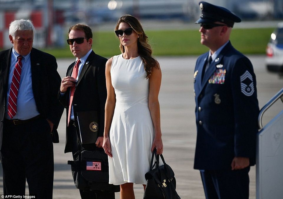 Cựu trợ lý xinh đẹp của ông Trump bất ngờ có mặt trên chuyên cơ Không Lực Một - 2
Hiện chưa rõ lý do cô Hicks có mặt trên chuyên cơ của Tổng thống Trump sau khi đã từ chức. (Ảnh: Getty)