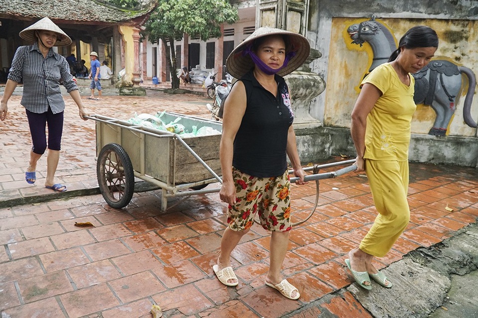 Hà Nội: Người dân vùng ngập chèo thuyền nhận quà từ thiện - 1
Ngày 5/8, người dân sinh sống tại xã Nam Phương Tiến (huyện Chương Mỹ, Hà Nội) dùng xe bò kéo ra sân đình làng Nam Hài nhận quà của các nhà hảo tâm.