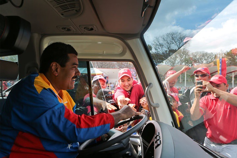 Nicolas Maduro - Tổng thống đi lên từ tài xế xe buýt - 2 Ông Maduro lái xe giữa vòng vây của những người ủng hộ (Ảnh: AFP)