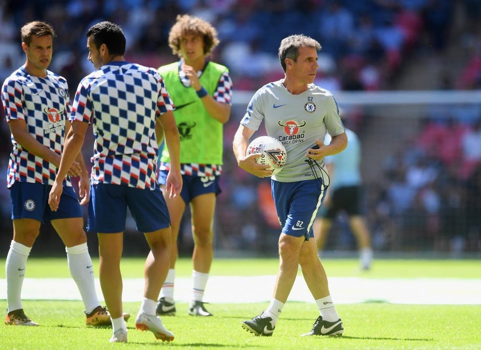 Nhìn lại chiến thắng dễ dàng của Man City trước Chelsea - 3
Trợ lý Gianfranco Zola (phải), người từng thi đấu nhiều năm cho Chelsea vào khoảng đầu những năm 2000