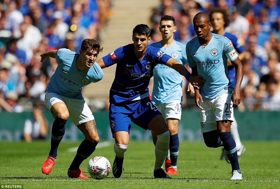Nhìn lại chiến thắng dễ dàng của Man City trước Chelsea - 6
Morata (giữa) trong vòng vây của các cầu thủ Man City. Tiền đạo người Tây Ban Nha đã đổi số áo từ 9 sang 29 để kỷ niệm ngày sinh của hai cậu con trai sinh đôi. Đổi áo chưa đổi vận, Morata vẫn thi đấu rất mờ nhạt như phần cuối mùa giải trước