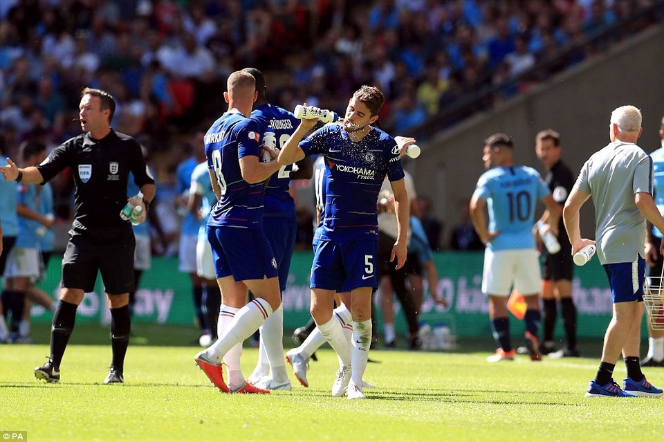 Nhìn lại chiến thắng dễ dàng của Man City trước Chelsea - 11
Các cầu thủ hai đội nghỉ uống nước khi trời nắng tới 30 độ C
