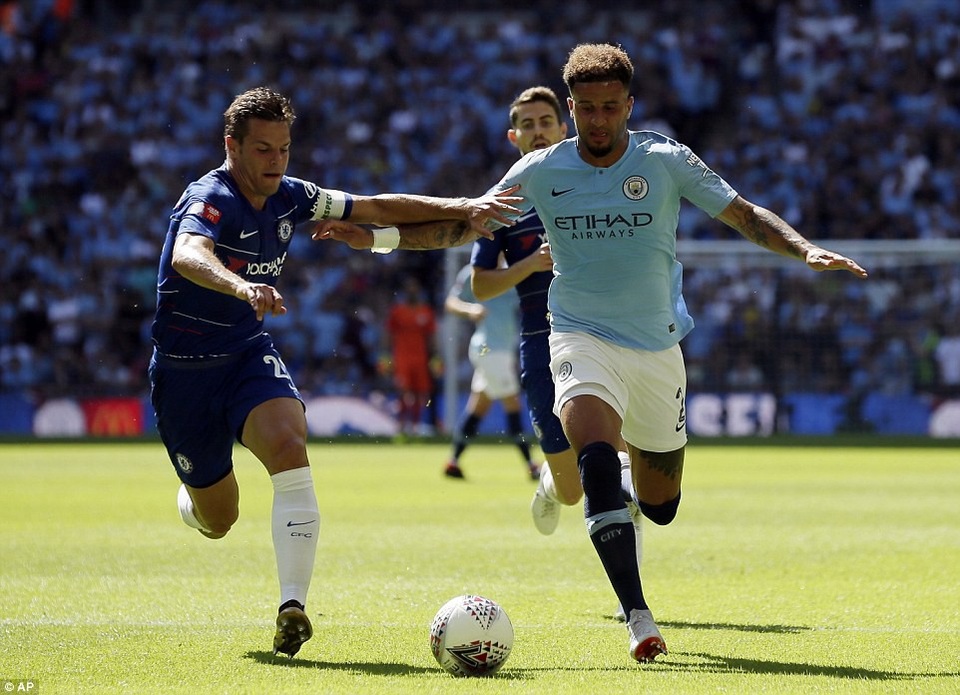 Nhìn lại chiến thắng dễ dàng của Man City trước Chelsea - 12
Azpilicueta đeo băng đội trưởng Chelsea ở trận đấu này, anh cũng là một trong ba trung vệ của Chelsea cùng với Luiz và Rudiger, tuy nhiên các cầu thủ hậu vệ Chelsea không ăn ý và tỏ ra khá chểnh mảng đối với việc phòng ngự