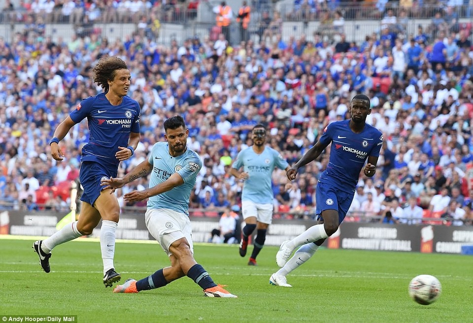 Nhìn lại chiến thắng dễ dàng của Man City trước Chelsea - 13
Aguero trừng phạt sai lầm của hàng thủ Chelsea với bàn thắng nhân đôi cách biệt ở phút 58