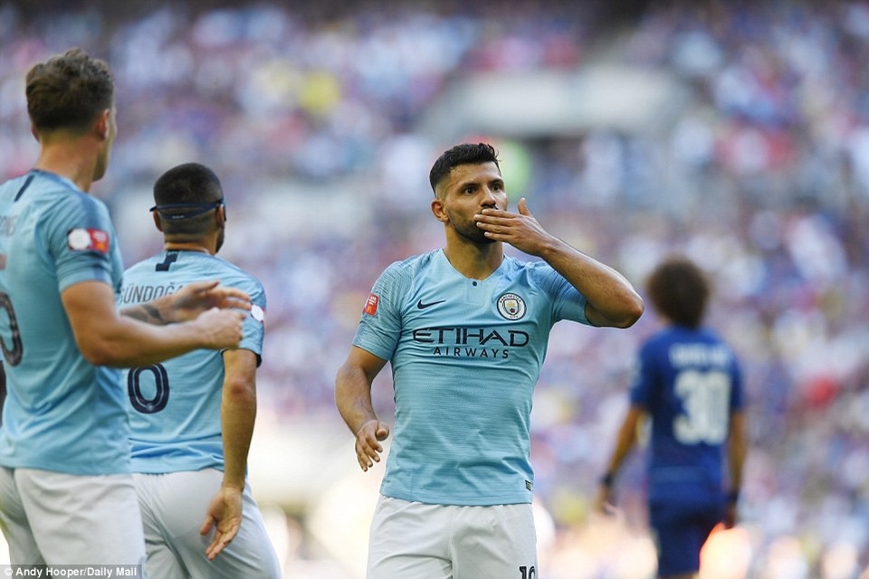 Nhìn lại chiến thắng dễ dàng của Man City trước Chelsea - 15
Aguero ăn mừng bàn thắng nhân đôi cách biệt...