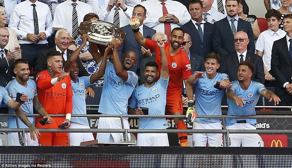 Nhìn lại chiến thắng dễ dàng của Man City trước Chelsea - 19
Man City ăn mừng chiếc cúp vô địch khởi đầu mùa giải 2018/19