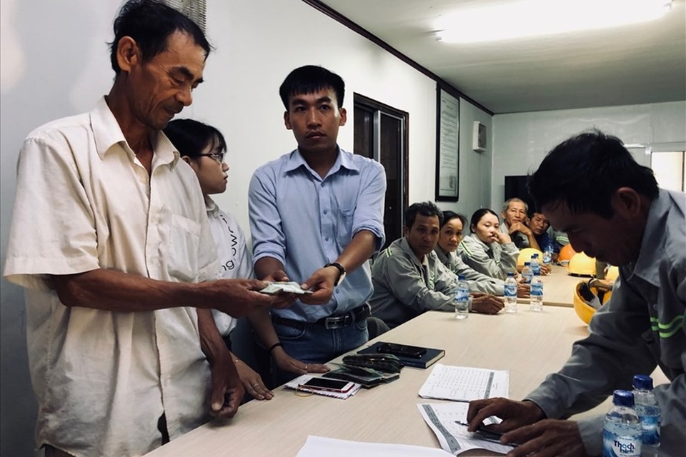 Quảng Ngãi: Trao trả 250 triệu đồng cho hàng chục lao động thời vụ bị nợ lương - 1
Đại diện Cty trao trả 250 triệu đồng cho hàng chục người lao động bị một đơn vị thầu phụ nợ lương. Ảnh: TH